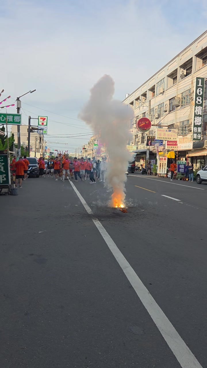 @帥哥跑廟會