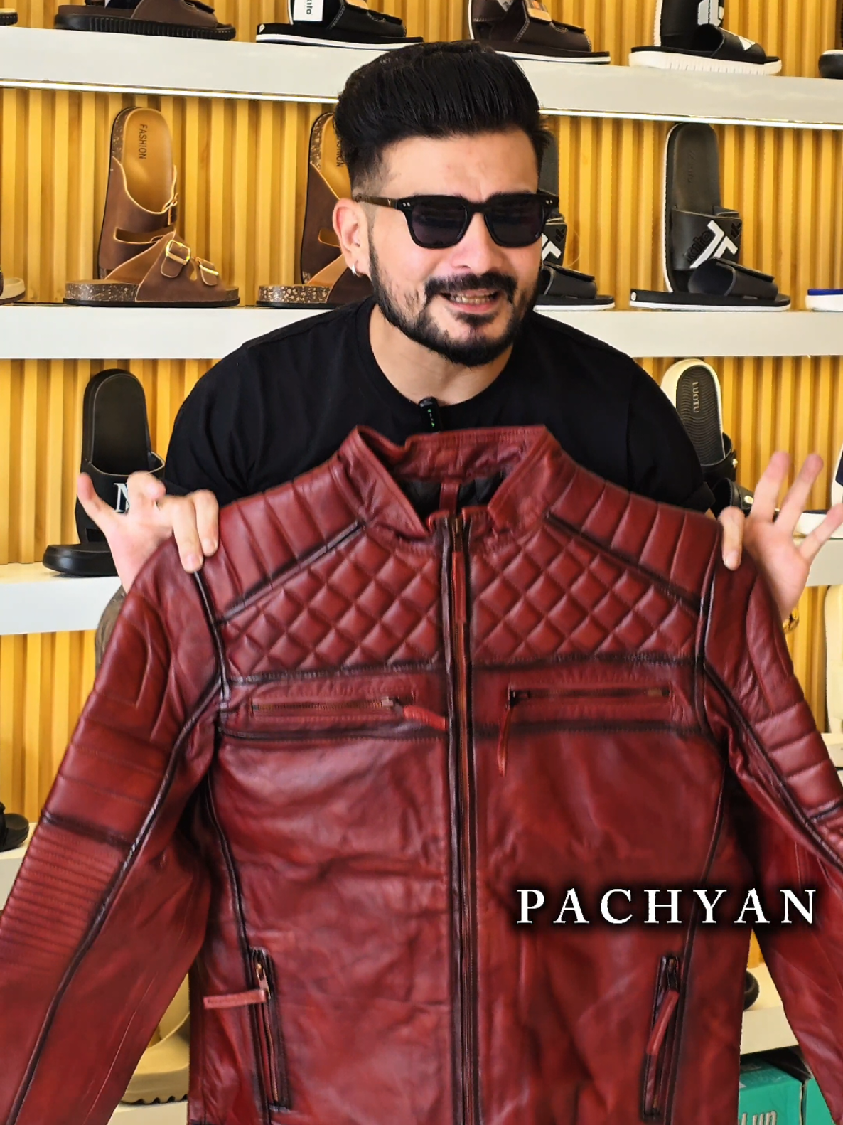 @पछ्याण wears