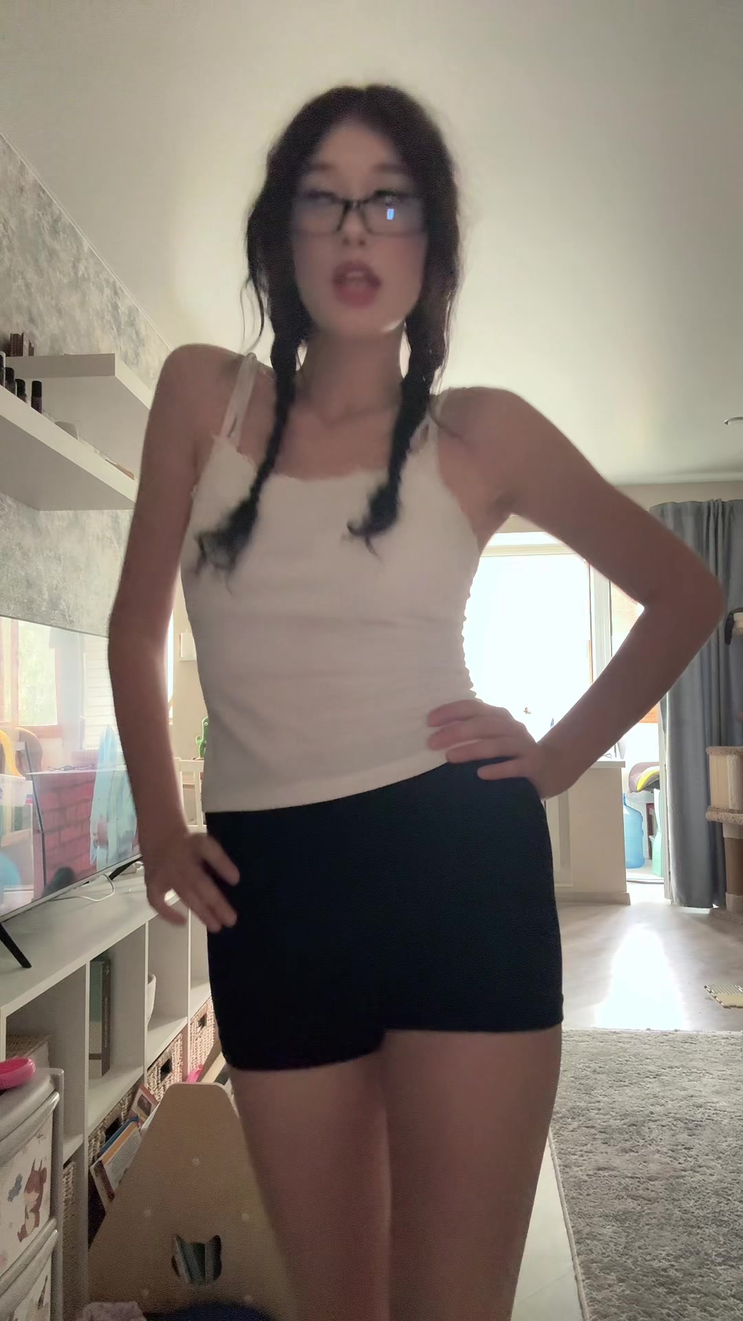 @^_<