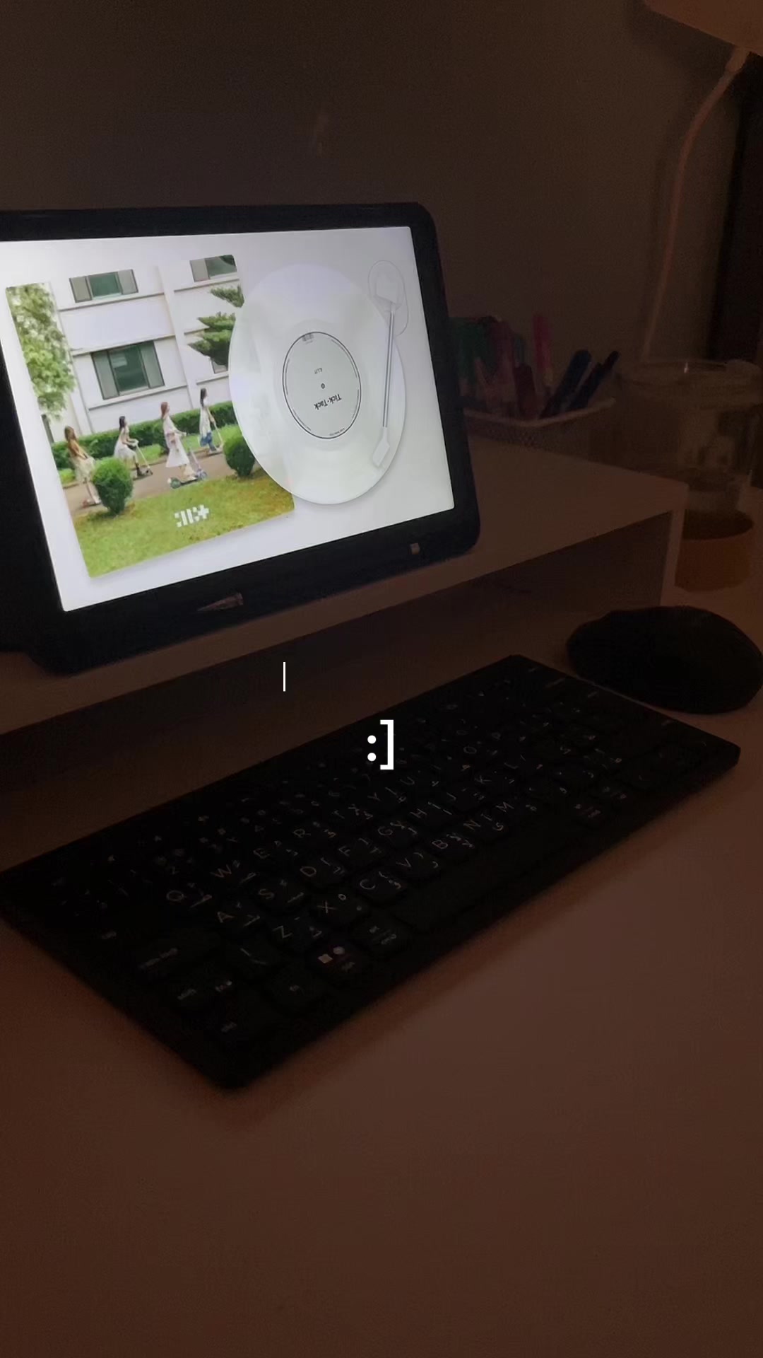 @•~_,.Luna is studying(•~•)