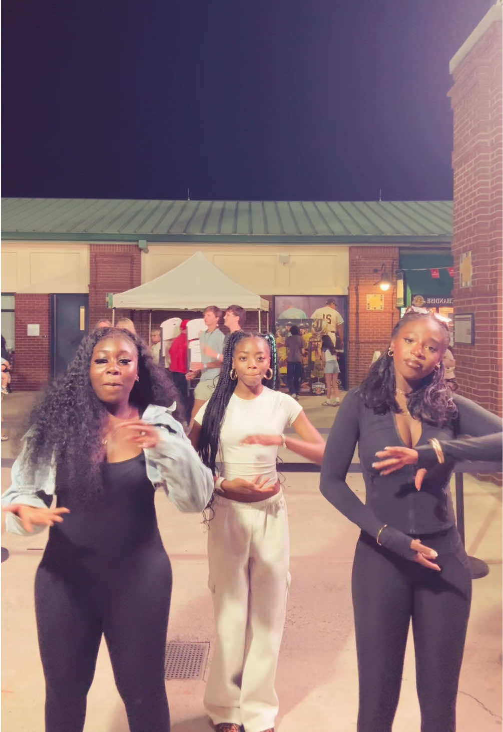 @𝐒𝐚𝐫𝐚𝐓𝐢𝐚𝐧𝐚𝐚𝐚.💐🌹🌺