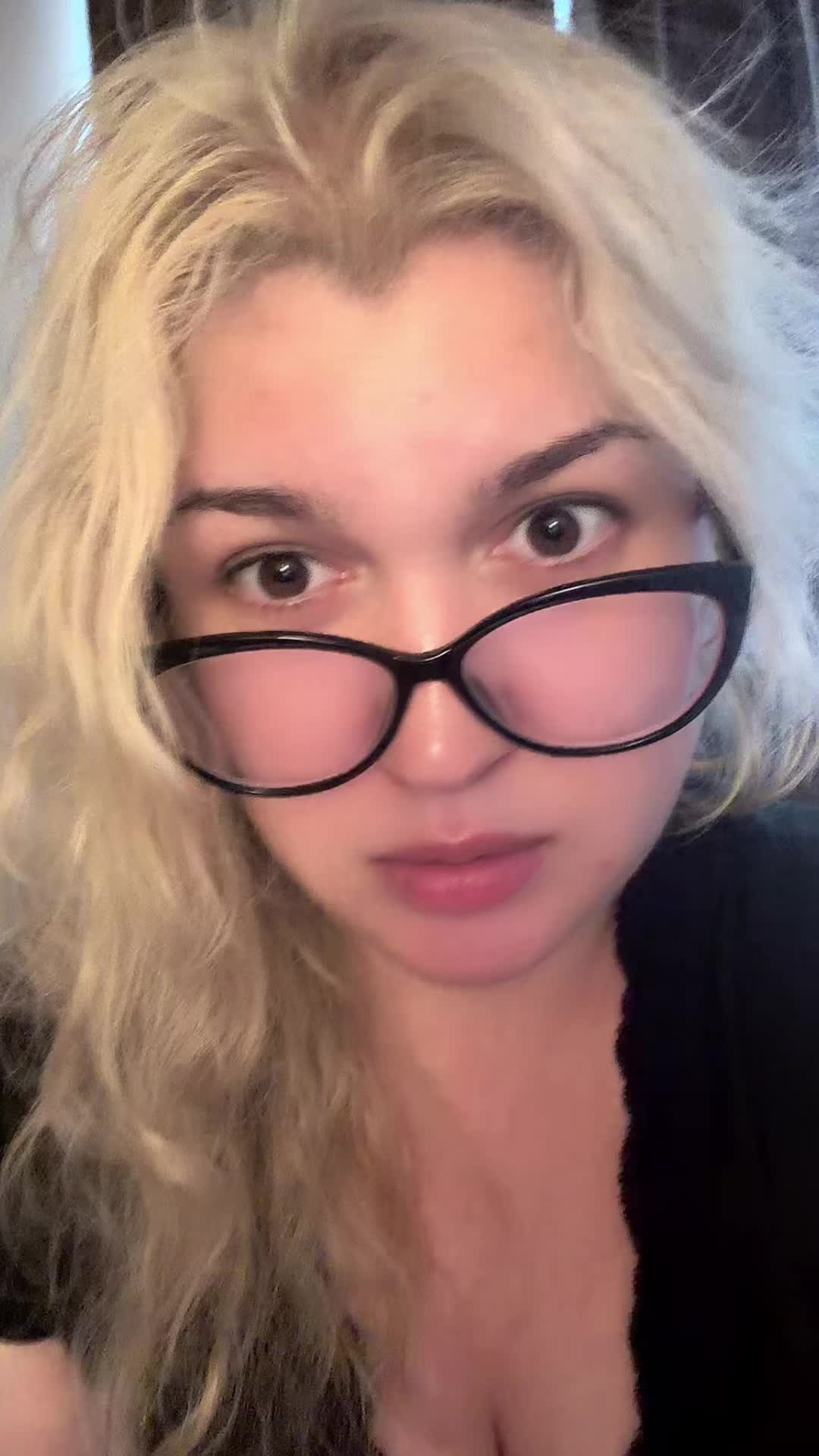 @вика 🍯 ♡🪽 ;