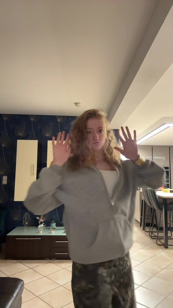 @𝓒𝓱𝓵𝓸𝓬𝓱𝓮𝓽𝓽𝓮