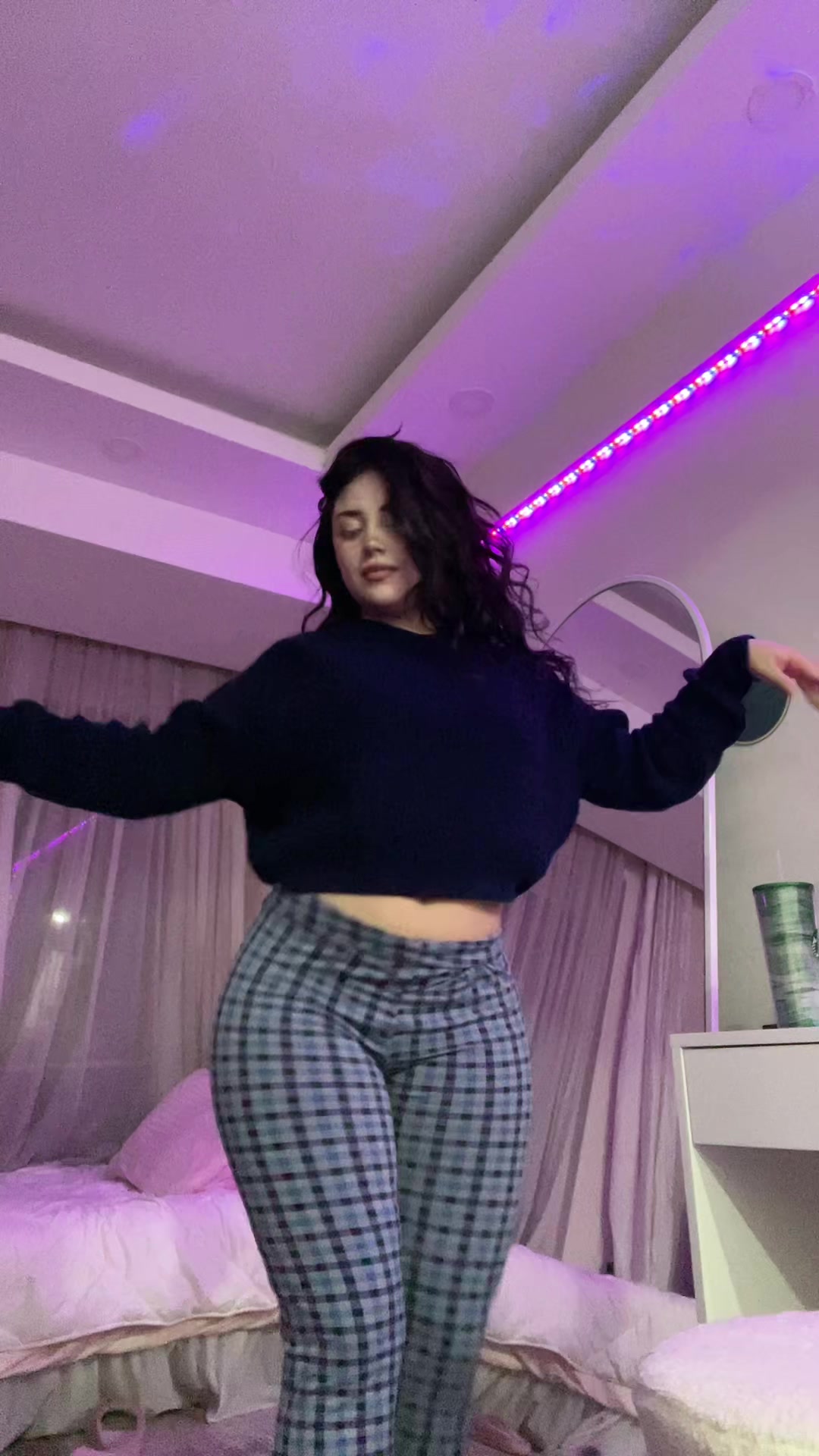 @melekwhhoo