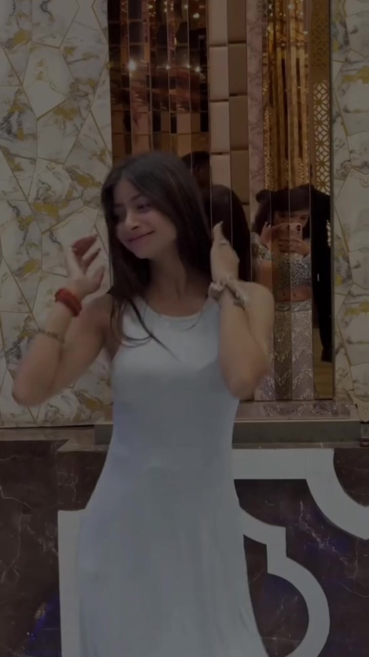 @AYESHA_KHAN_