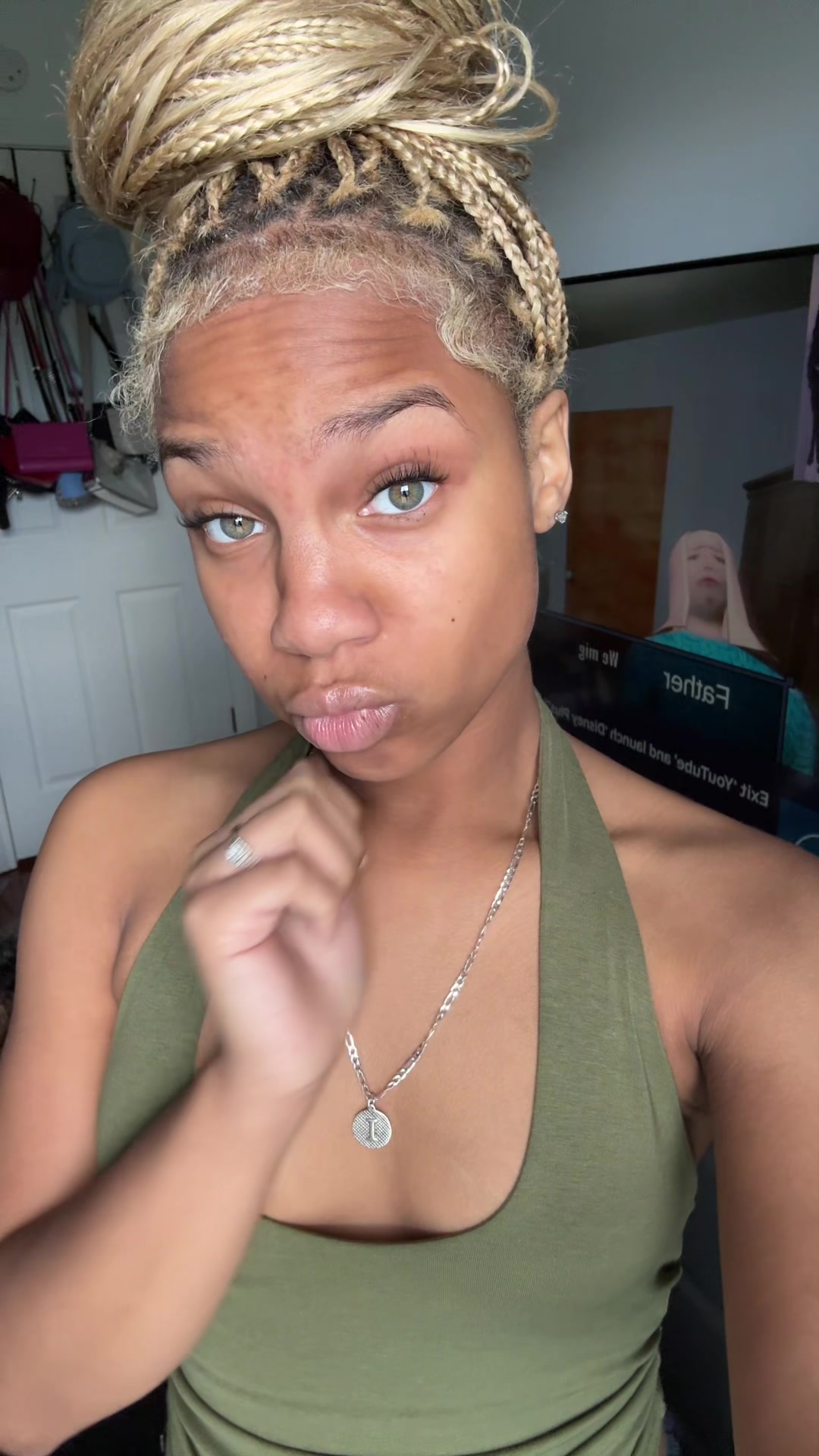 @Green eyed bandit😁