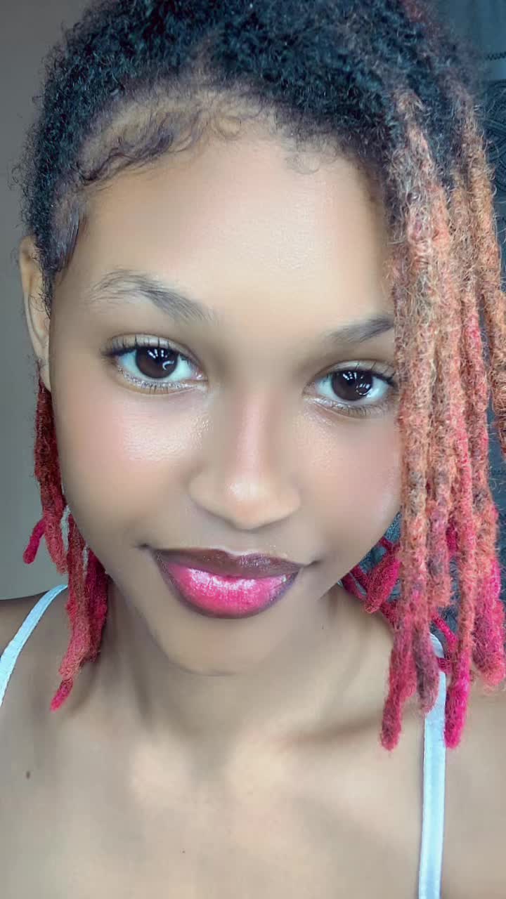 @Mira belle actrice