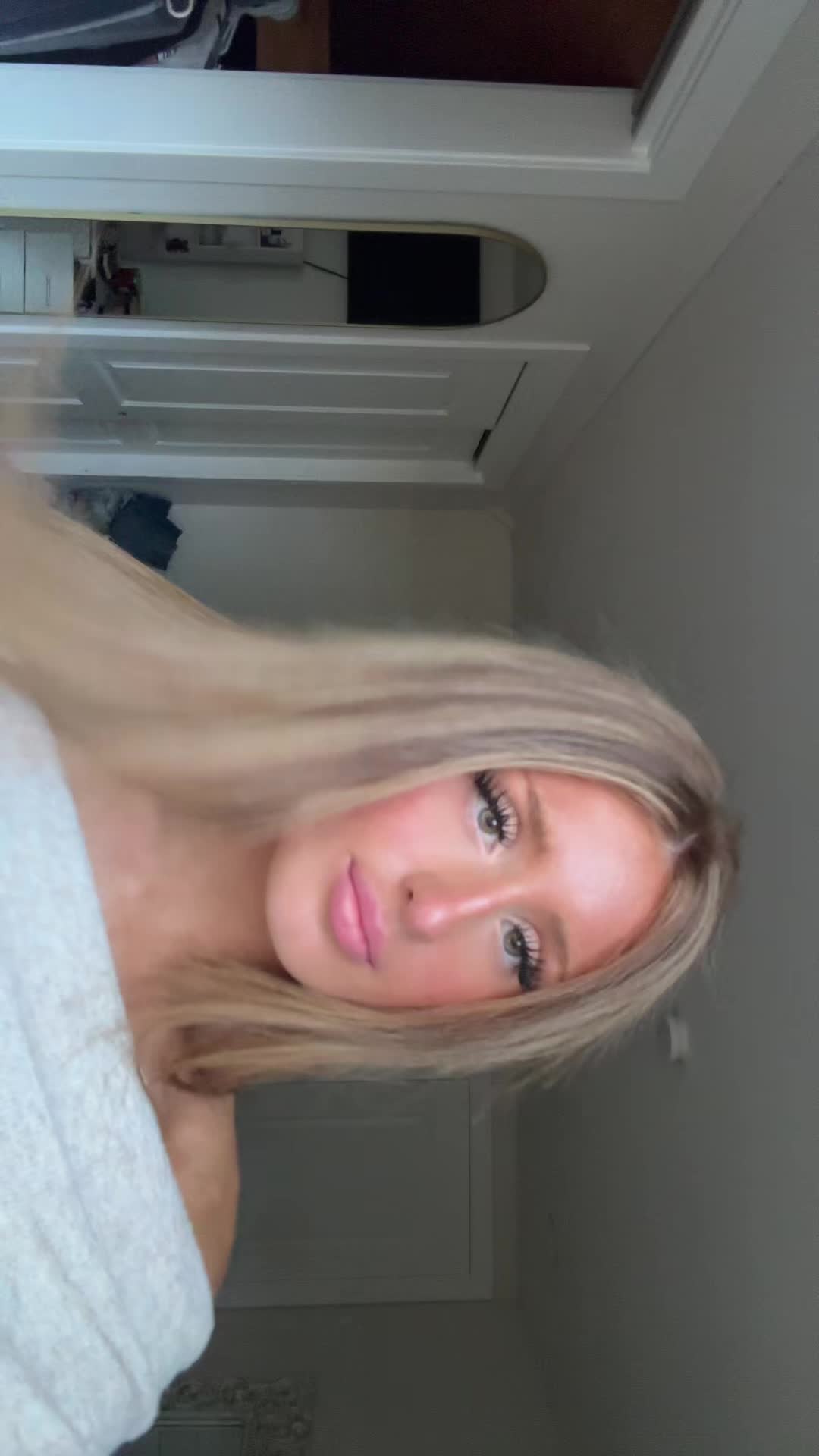 @miaelovecky