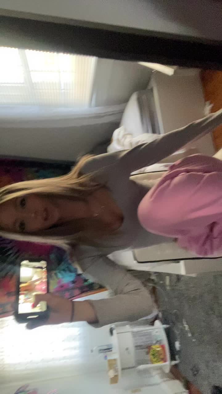 @🧎🏻&zwj;♀️
