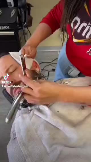@ThePrettyBarber_Cris