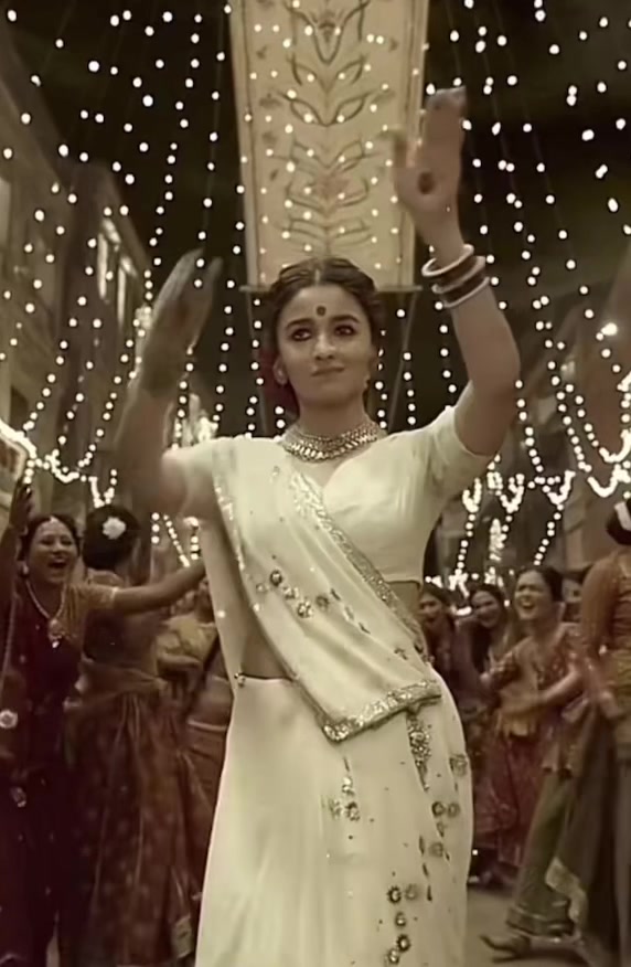 @bollywoodmoments🎞️