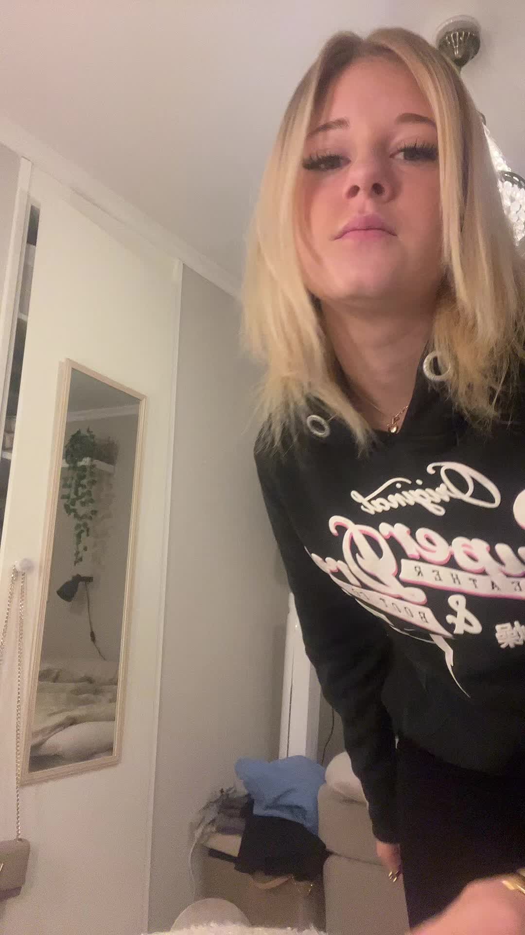 @𝕃𝕚𝕤𝕖𝕟