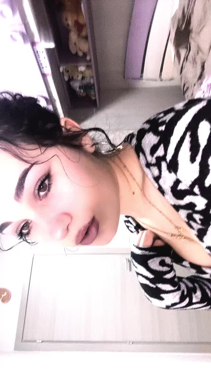 @┗━━━━━━⊱ 𝒔𝒊𝒔𝒔𝒚 ⊰━━━━━━┛