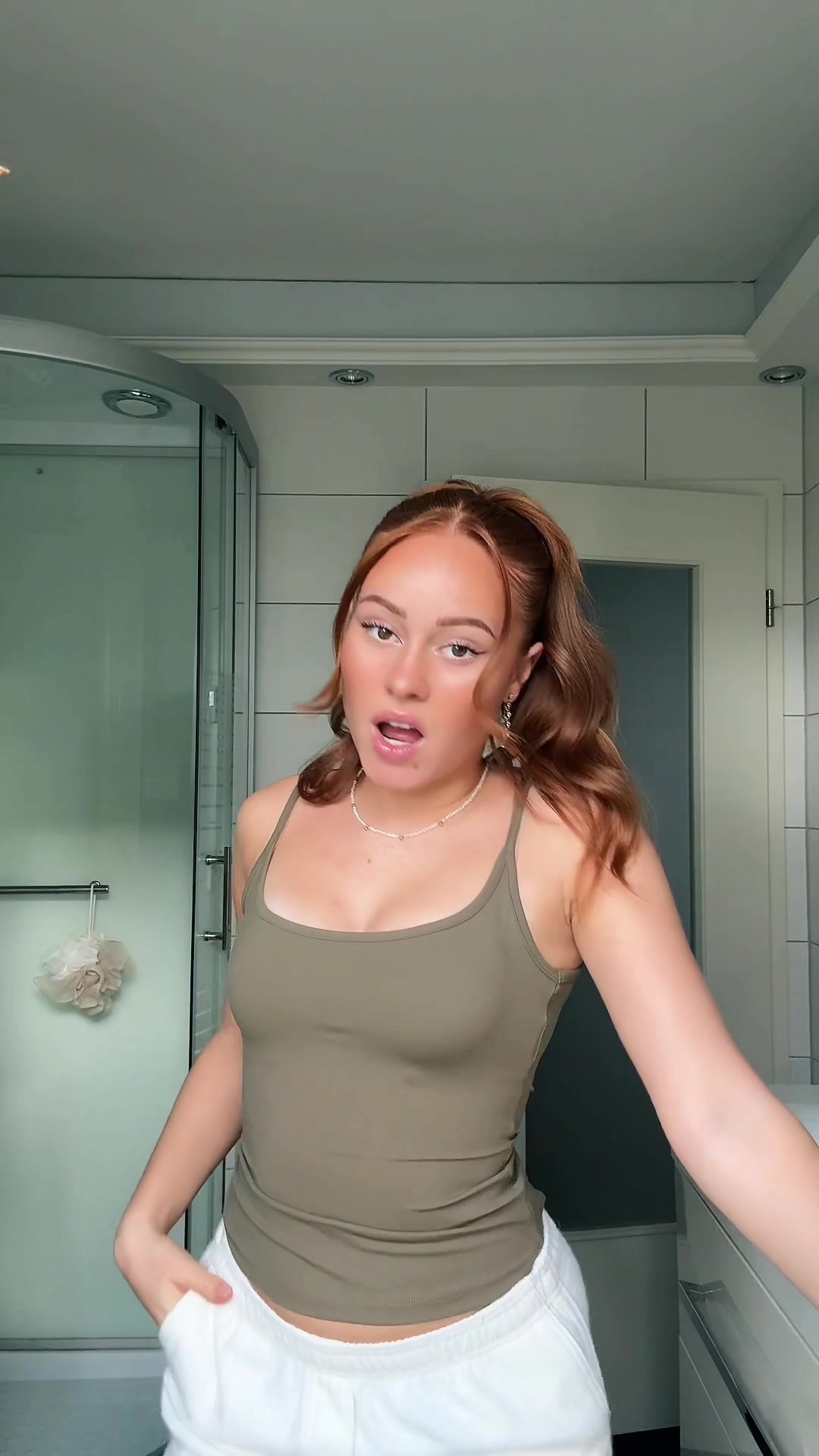 @leoonieb_