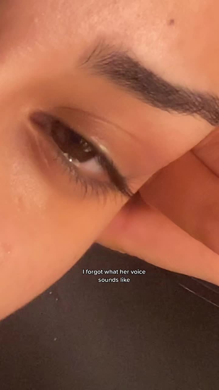 @🧍🏻&zwj;♀️