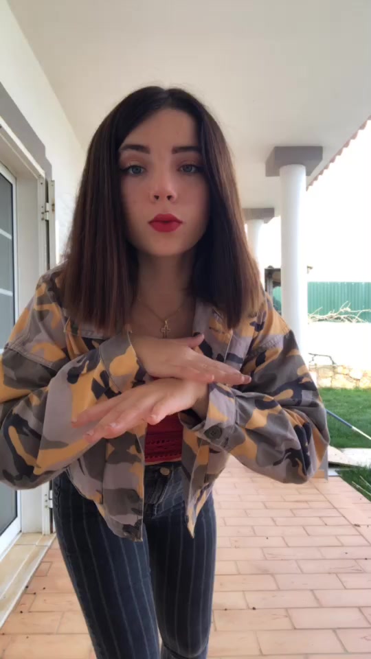 @lola_