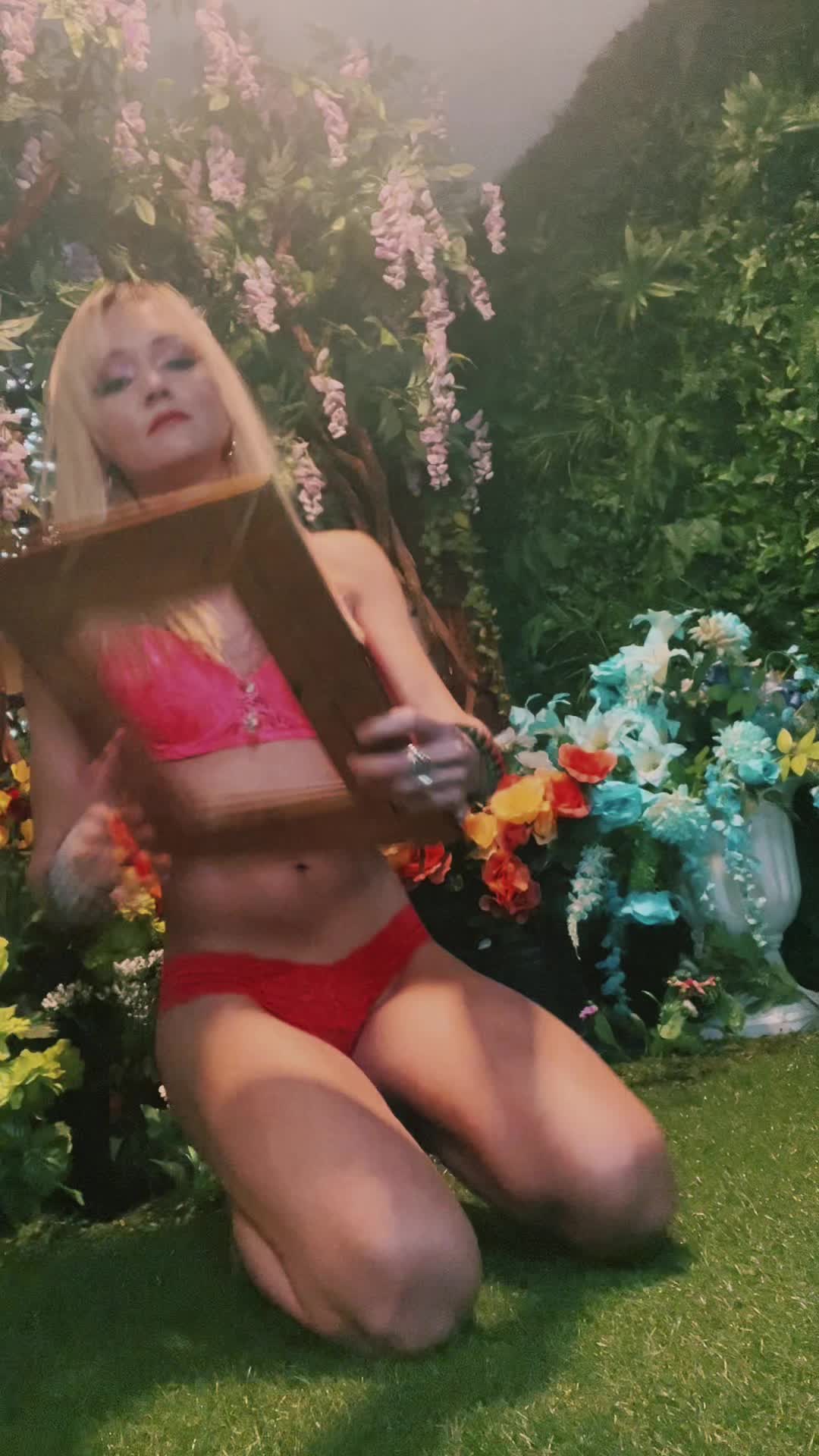 @Ella Noir