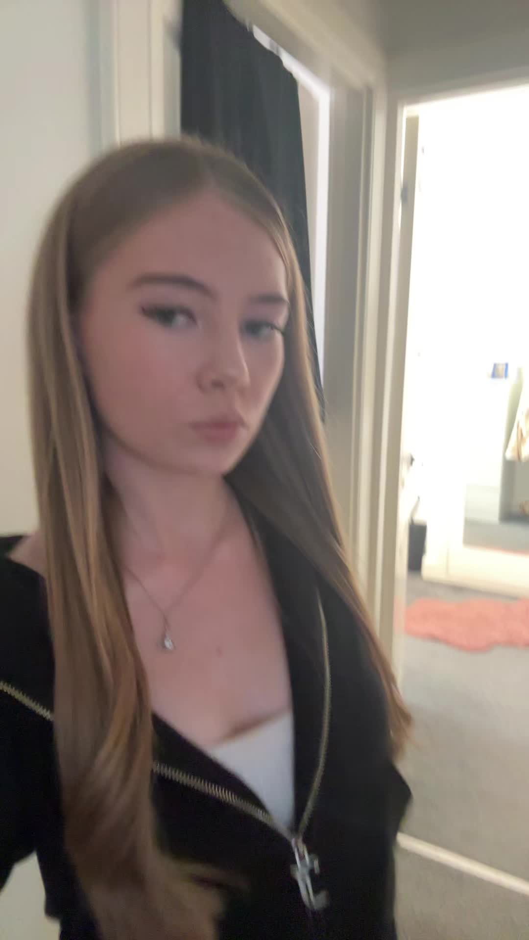 @𝐜𝐚𝐫𝐥𝐲𝐜𝐨𝐰𝐚𝐧🖤
