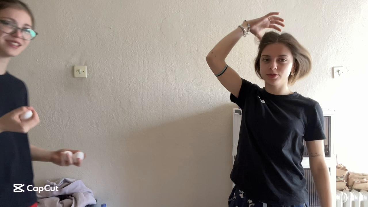 @urfavblondnbrunettee