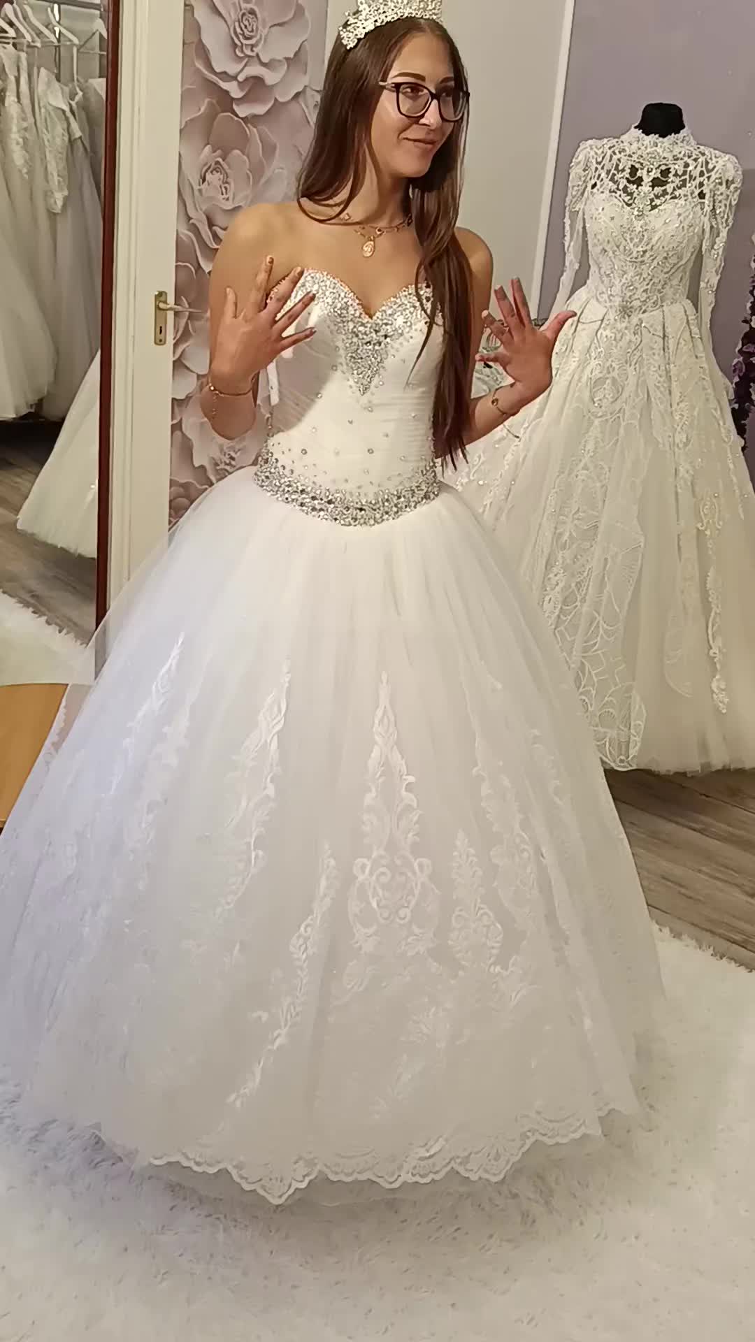 @Gy&ouml;ngyi Esk&uuml;vői Ruhaszalon