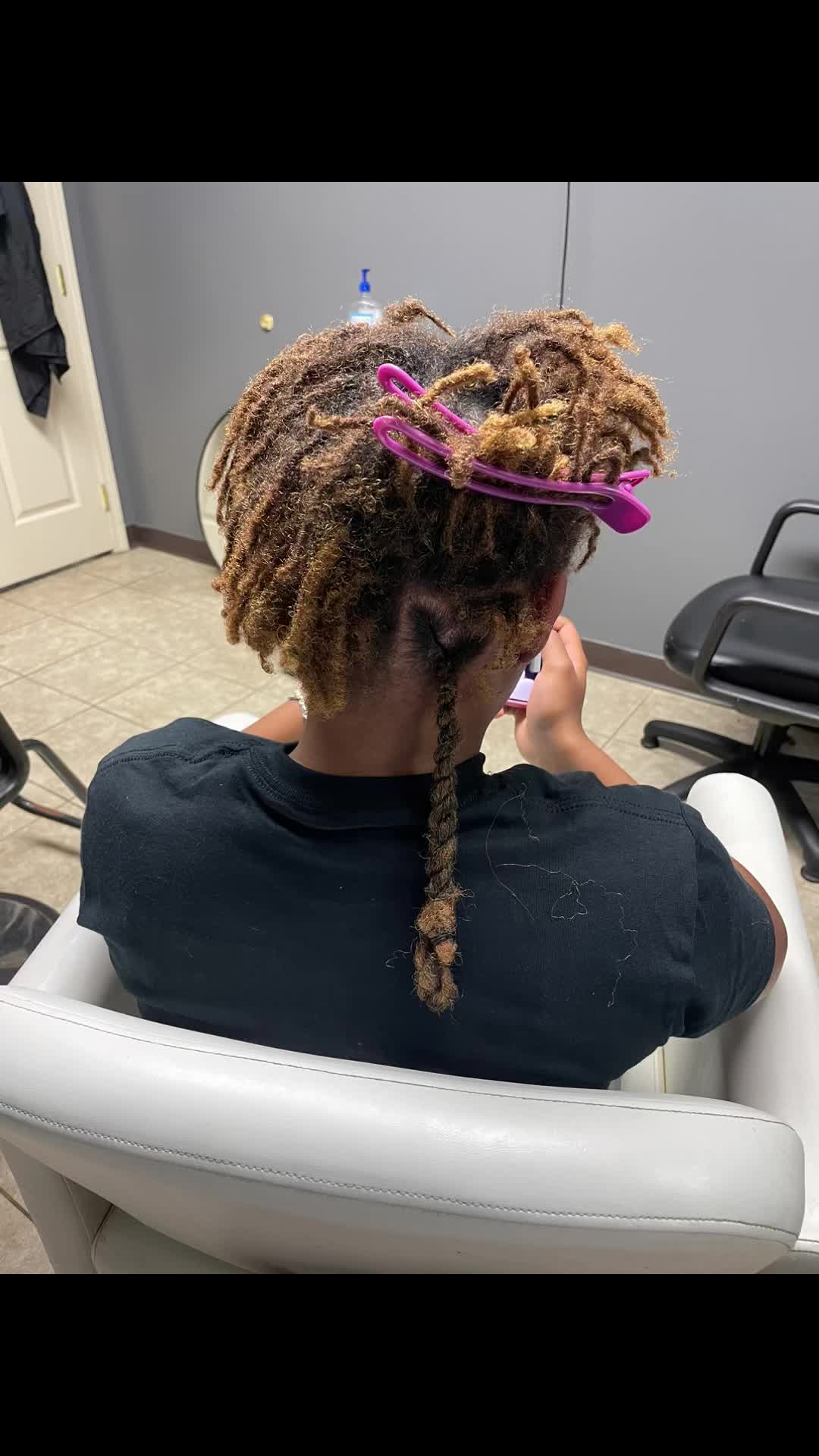 @Desiree_withthelocdhair