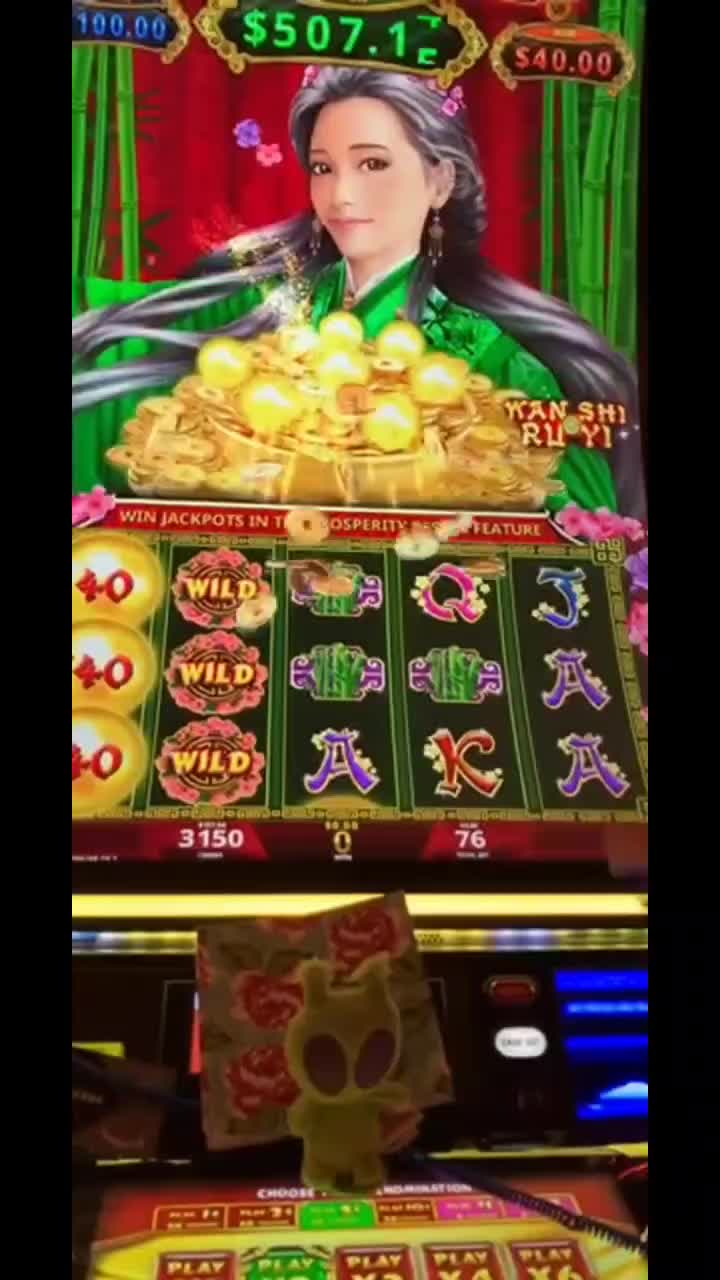 @Pearl&rsquo;s Crocs n&rsquo; Slots