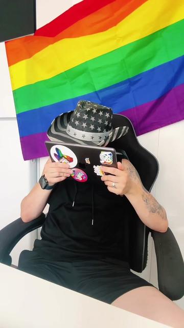 @Live free or die🏳️🌈