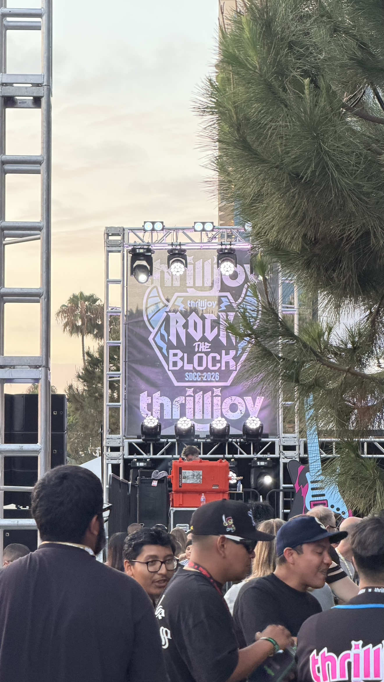 @ThePopTwins