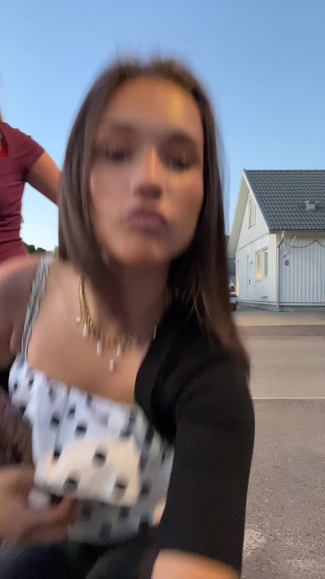 @L E O N I