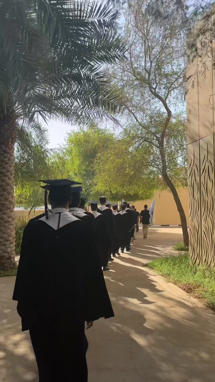 @🎓