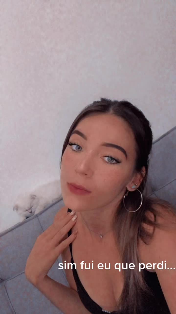 @lola_
