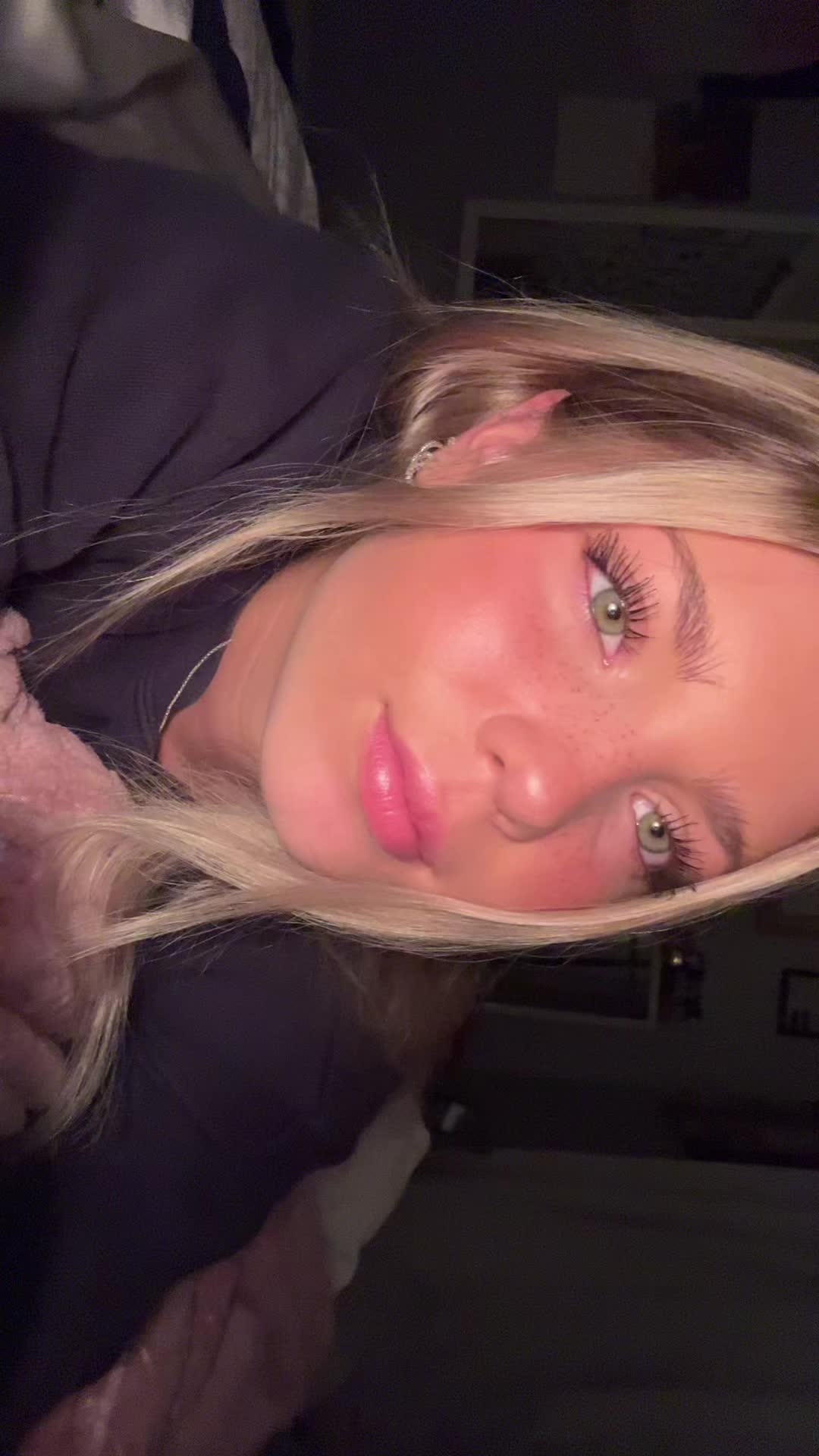 @$elena😛