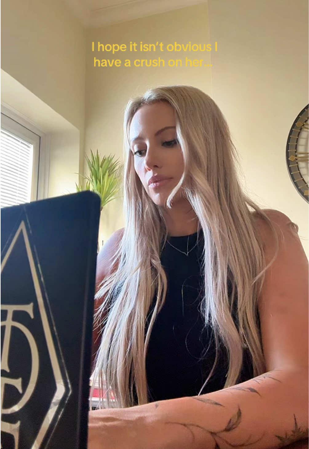 @Lisa J Evans sapphic author ⚢
