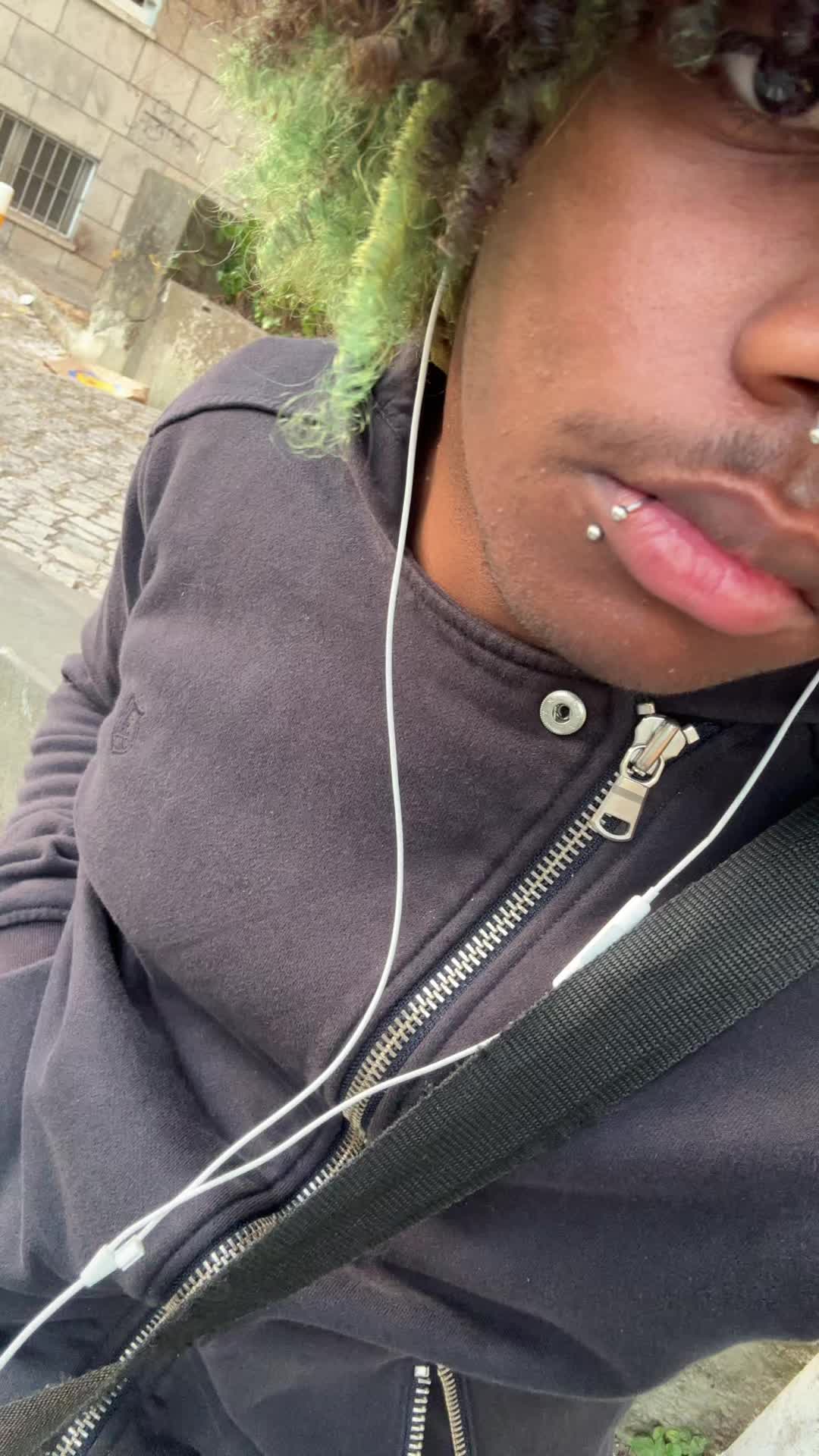 @🎧