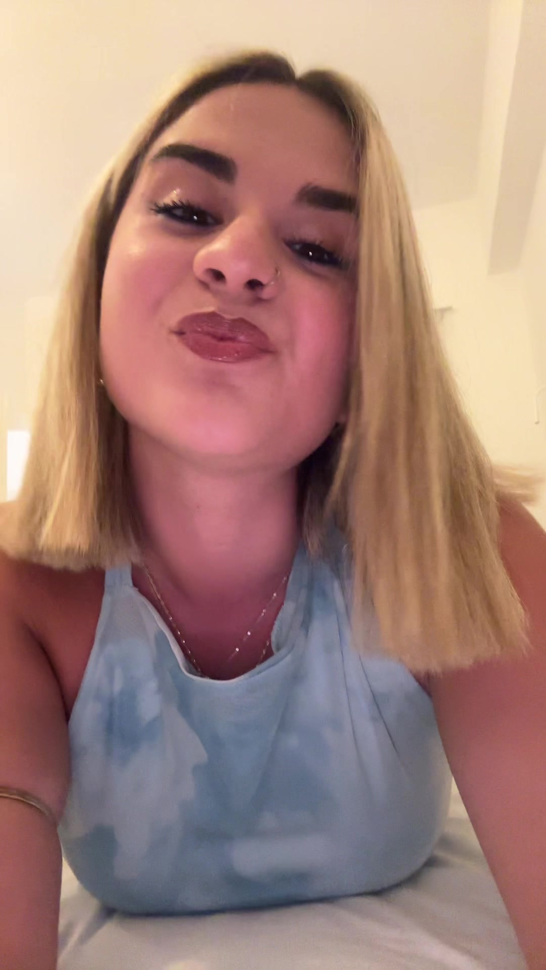 @elena.