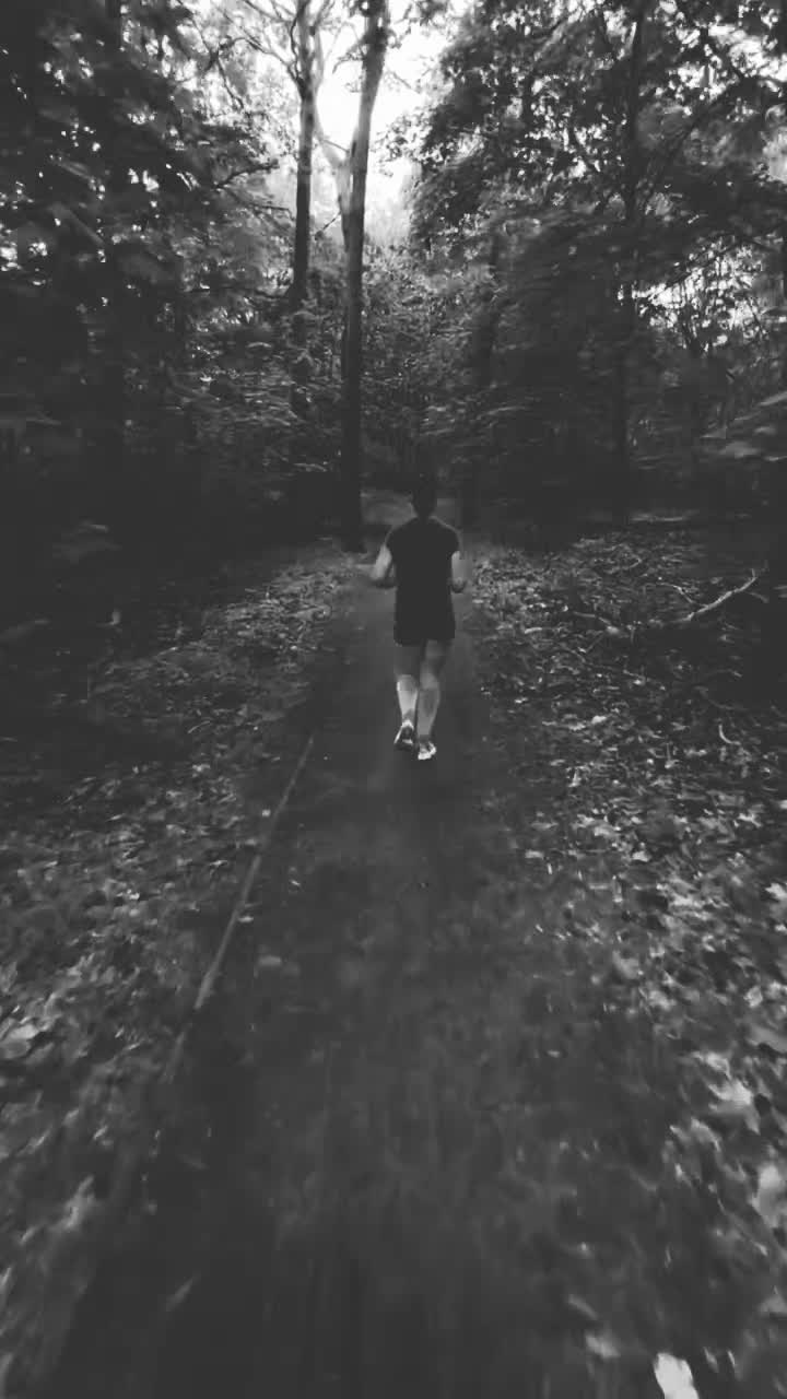 @&Lambda;NTJ&Xi; &bull;V&Lambda;R&Oslash;s RUNN&Xi;R GIRL&bull;