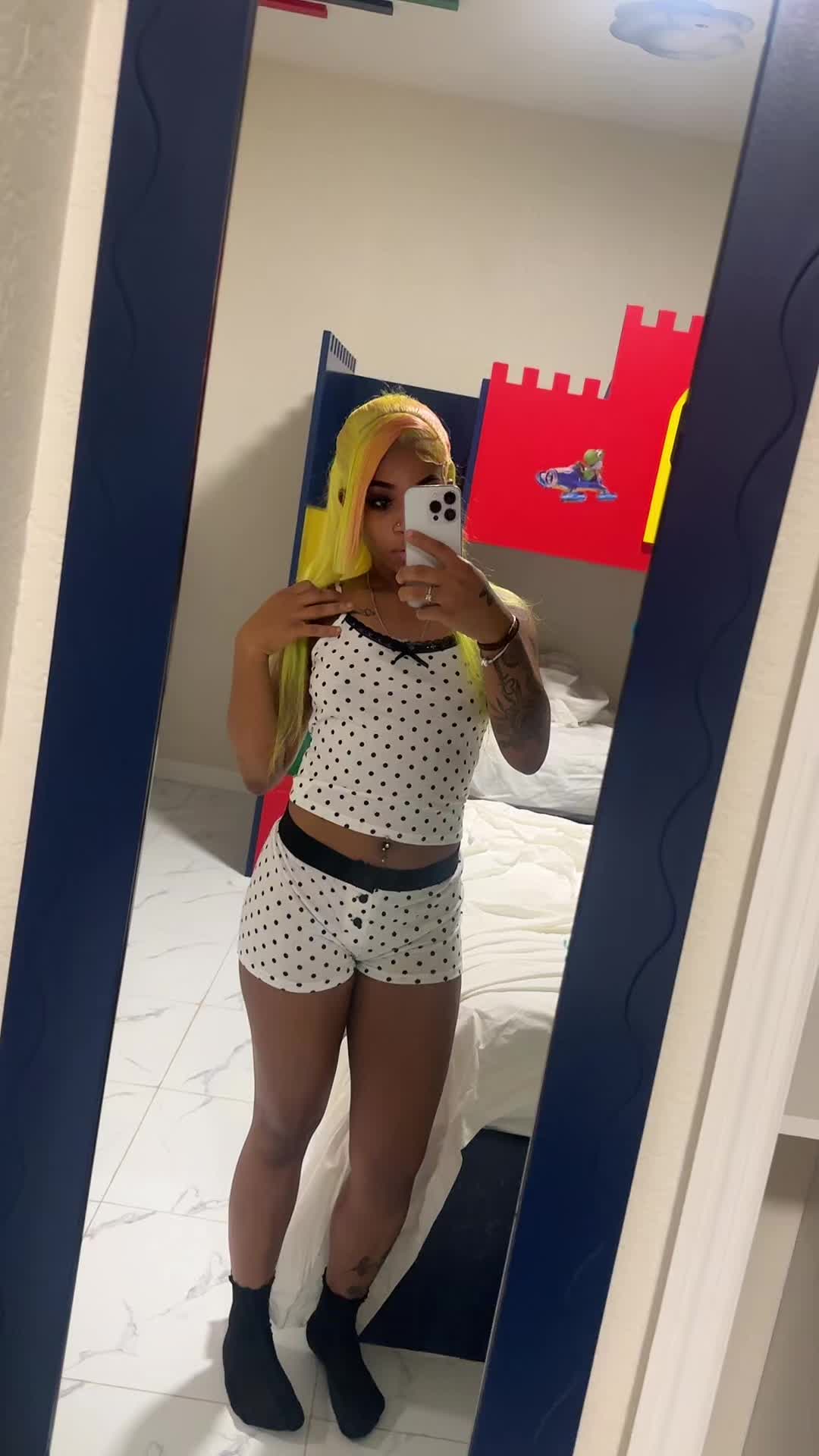 @👩🏽&zwj;❤️&zwj;💋&zwj;👩🏽