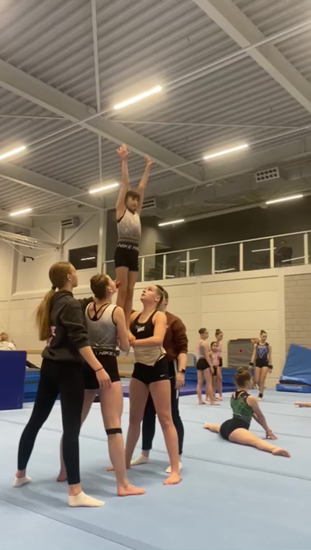 @acro🤸🏼&zwj;♀️