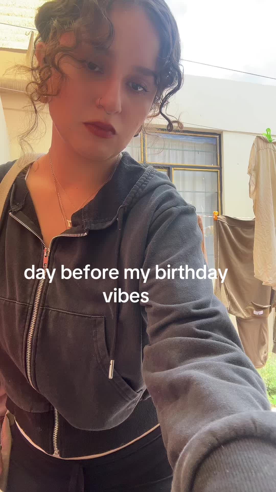 @julihoophoe
