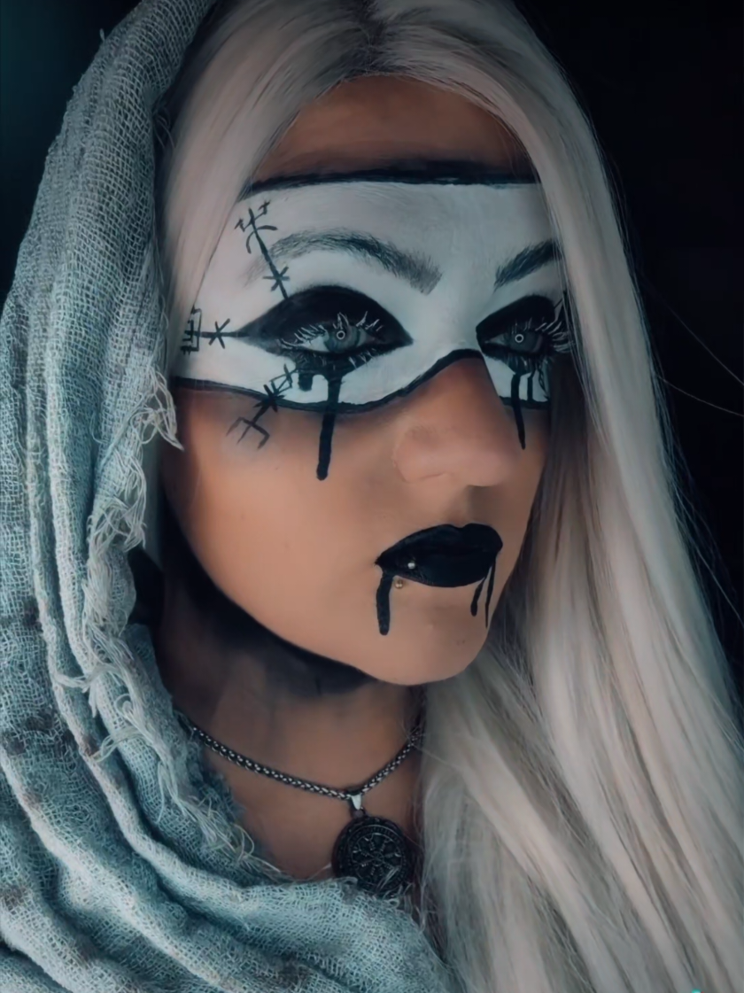 @🖤QυєєηOfƜαя🖤