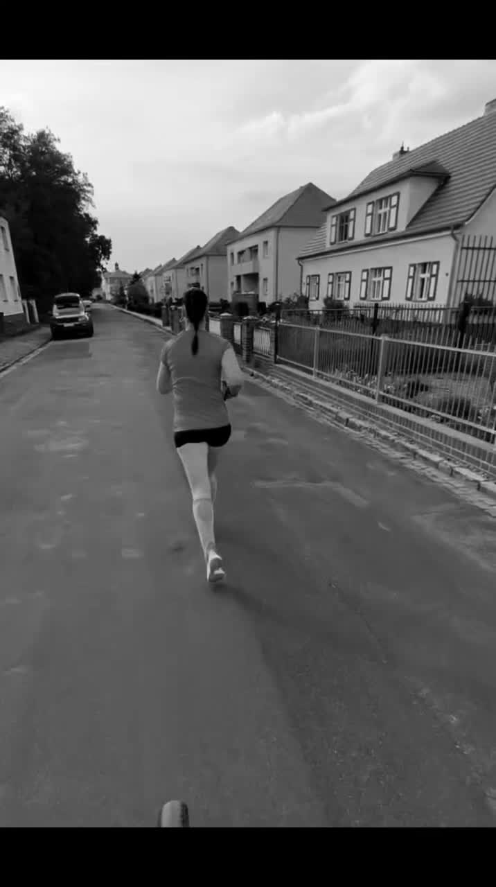 @&Lambda;NTJ&Xi; &bull;V&Lambda;R&Oslash;s RUNN&Xi;R GIRL&bull;