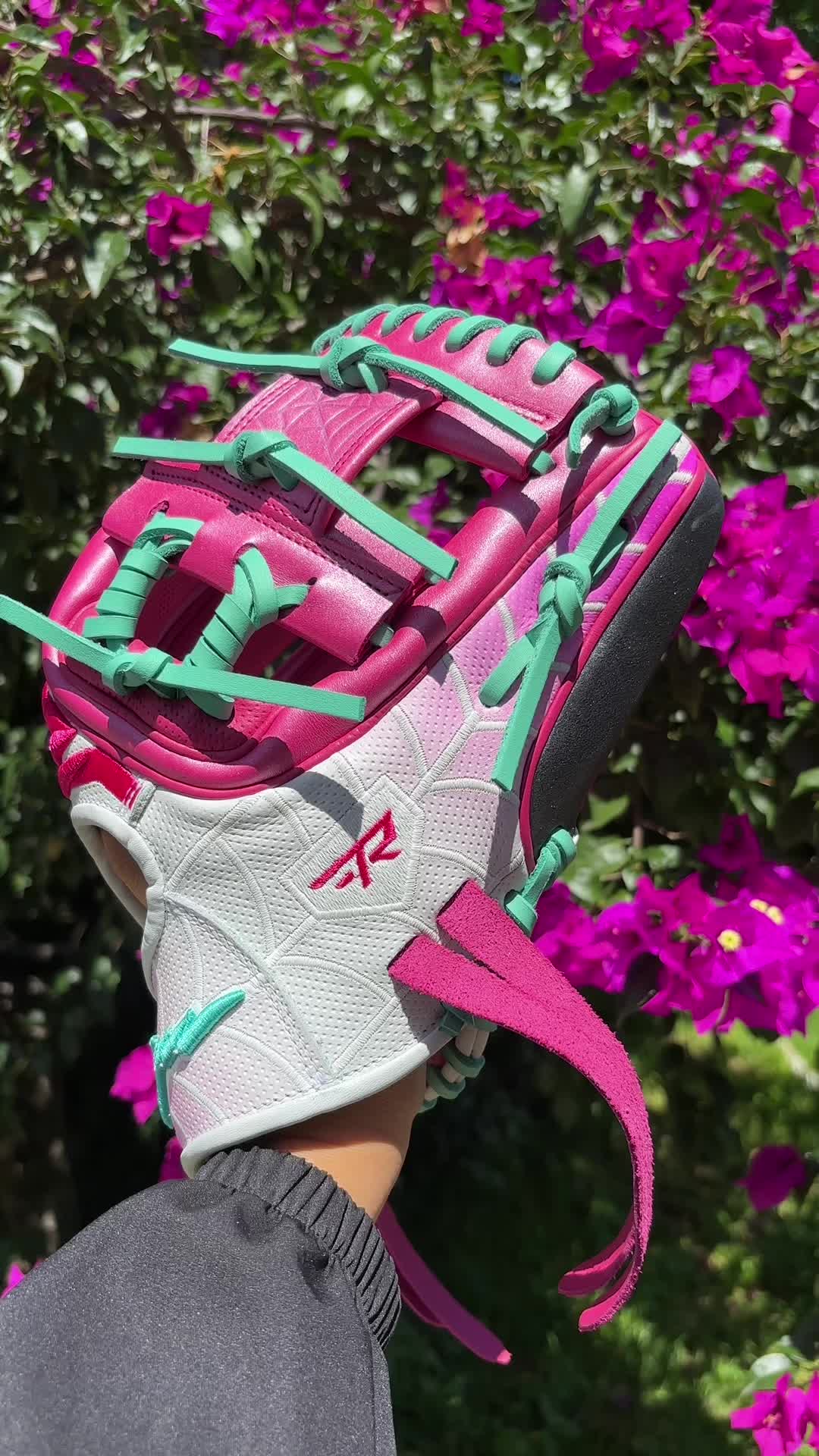 @Tiger Custom Glove