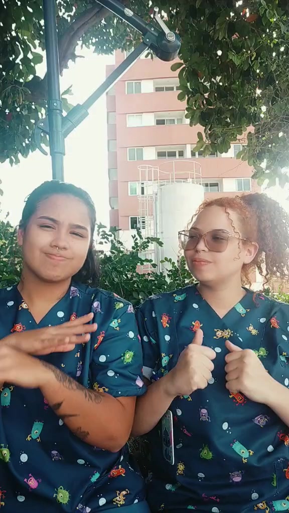 @Lari Magalh&atilde;es