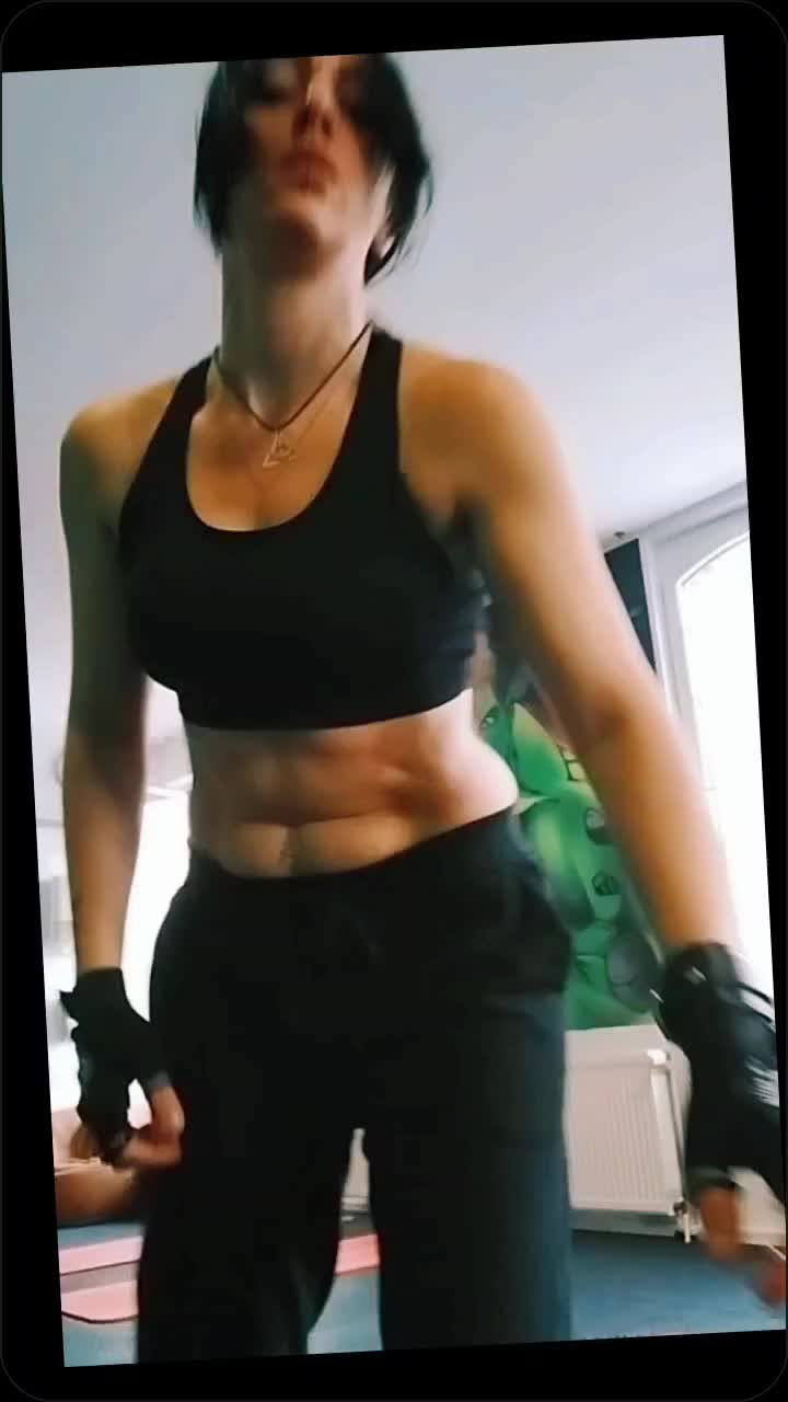 @LadyWolfBlack🐺