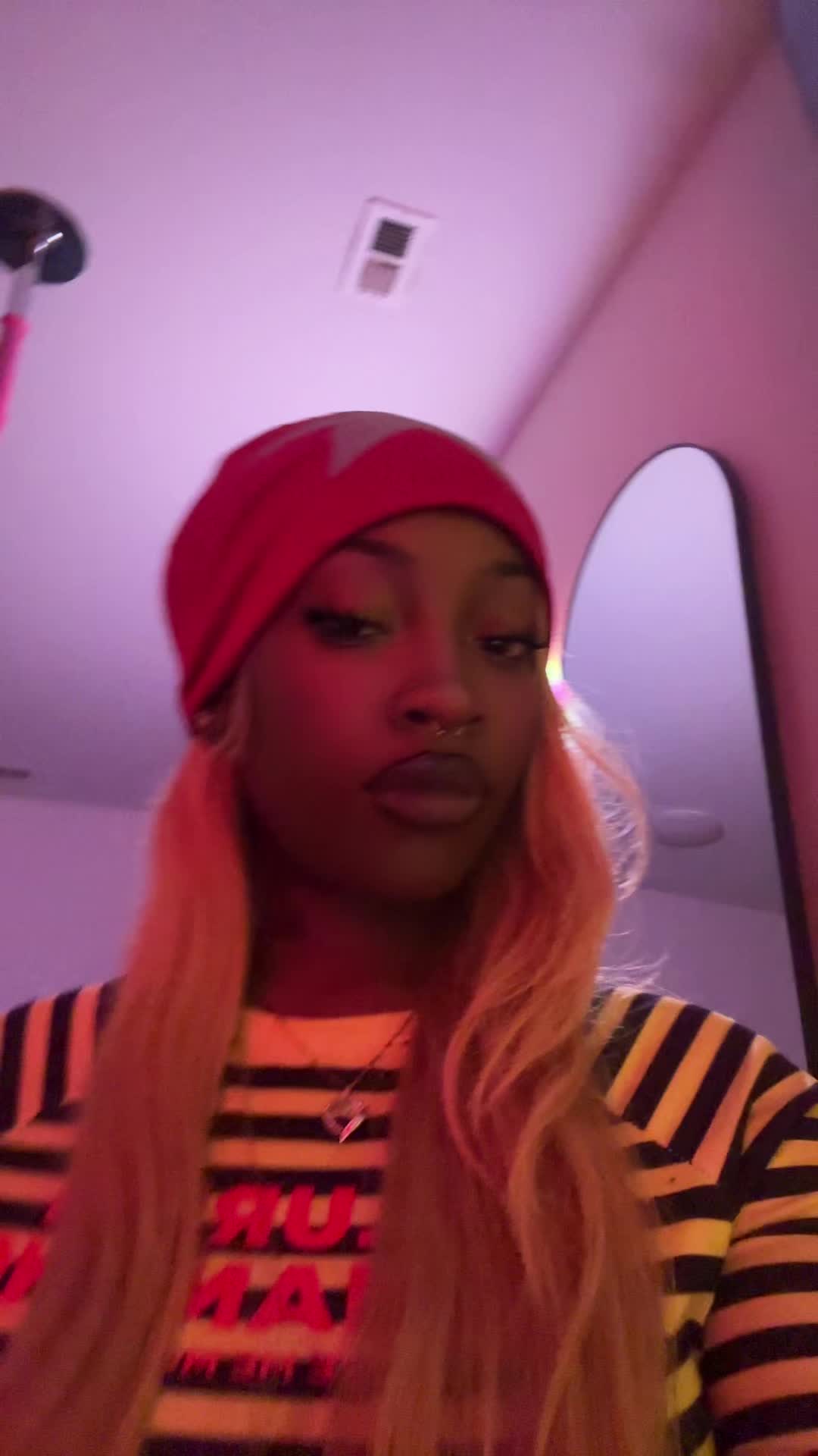 @La'Nae Bae