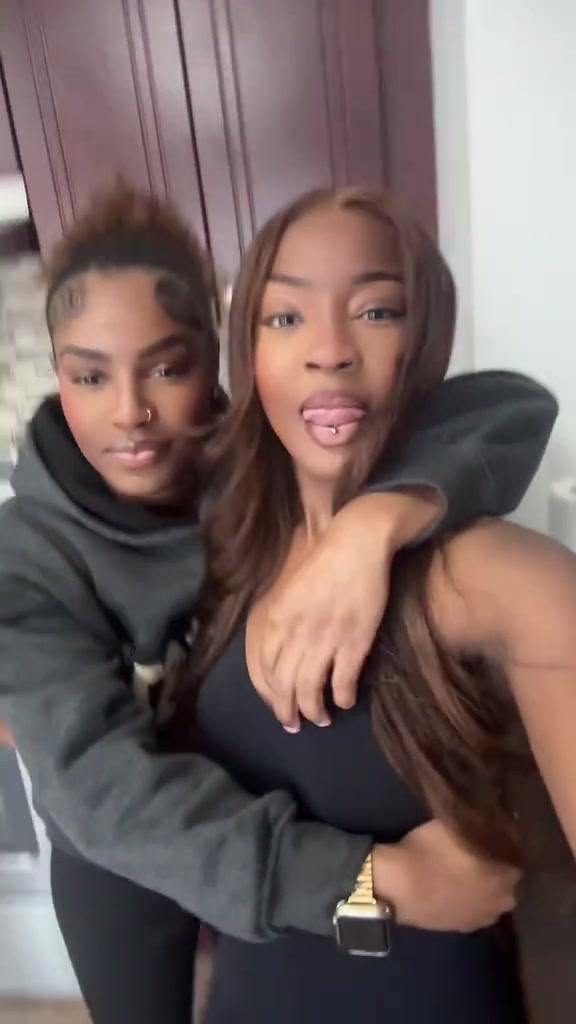 @👩🏾&zwj;❤️&zwj;💋&zwj;👩🏾