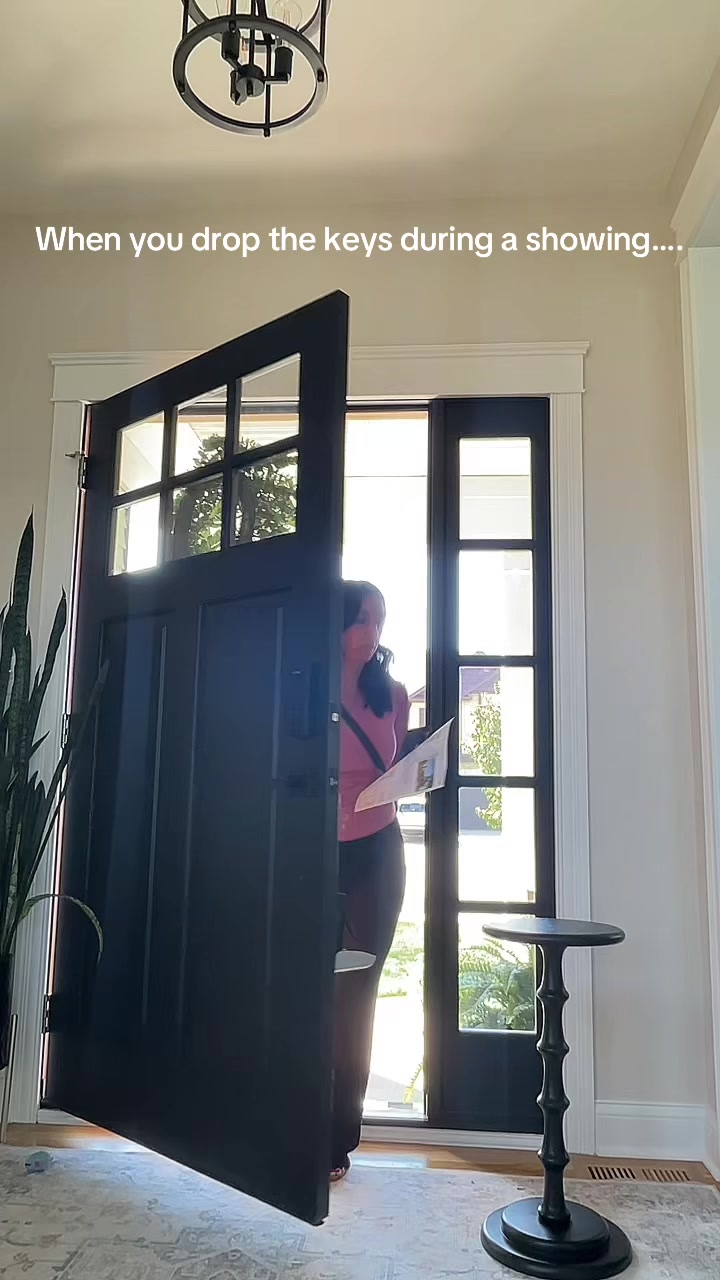 @NicoleLuscombe|RealEstateAgent