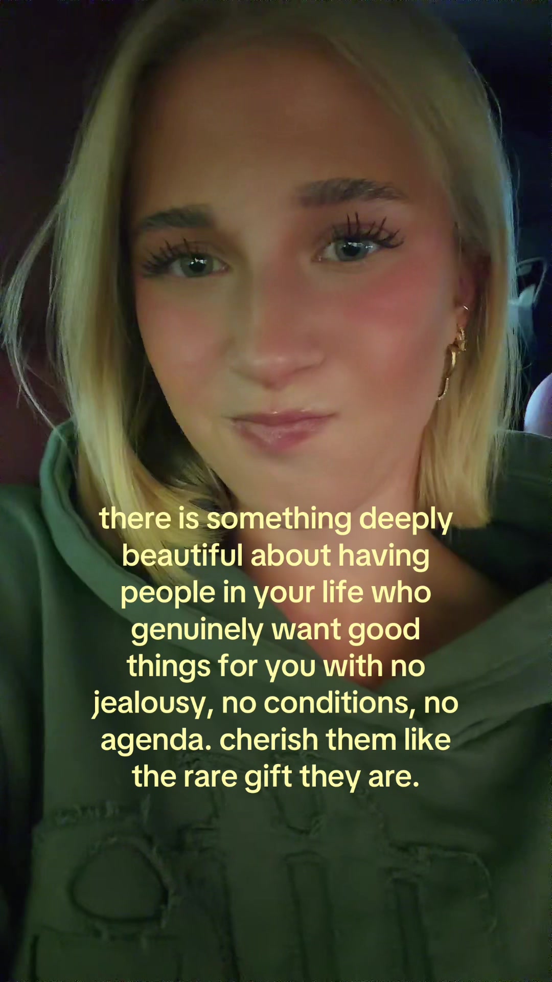 @theelliebarker