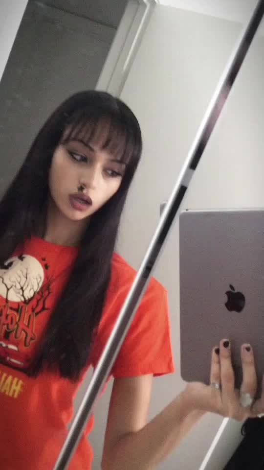 @𝑀𝒾𝒶𝓁𝒶𝓃𝒾 𝐿𝓊𝒸𝒾𝒶𝓃𝒶