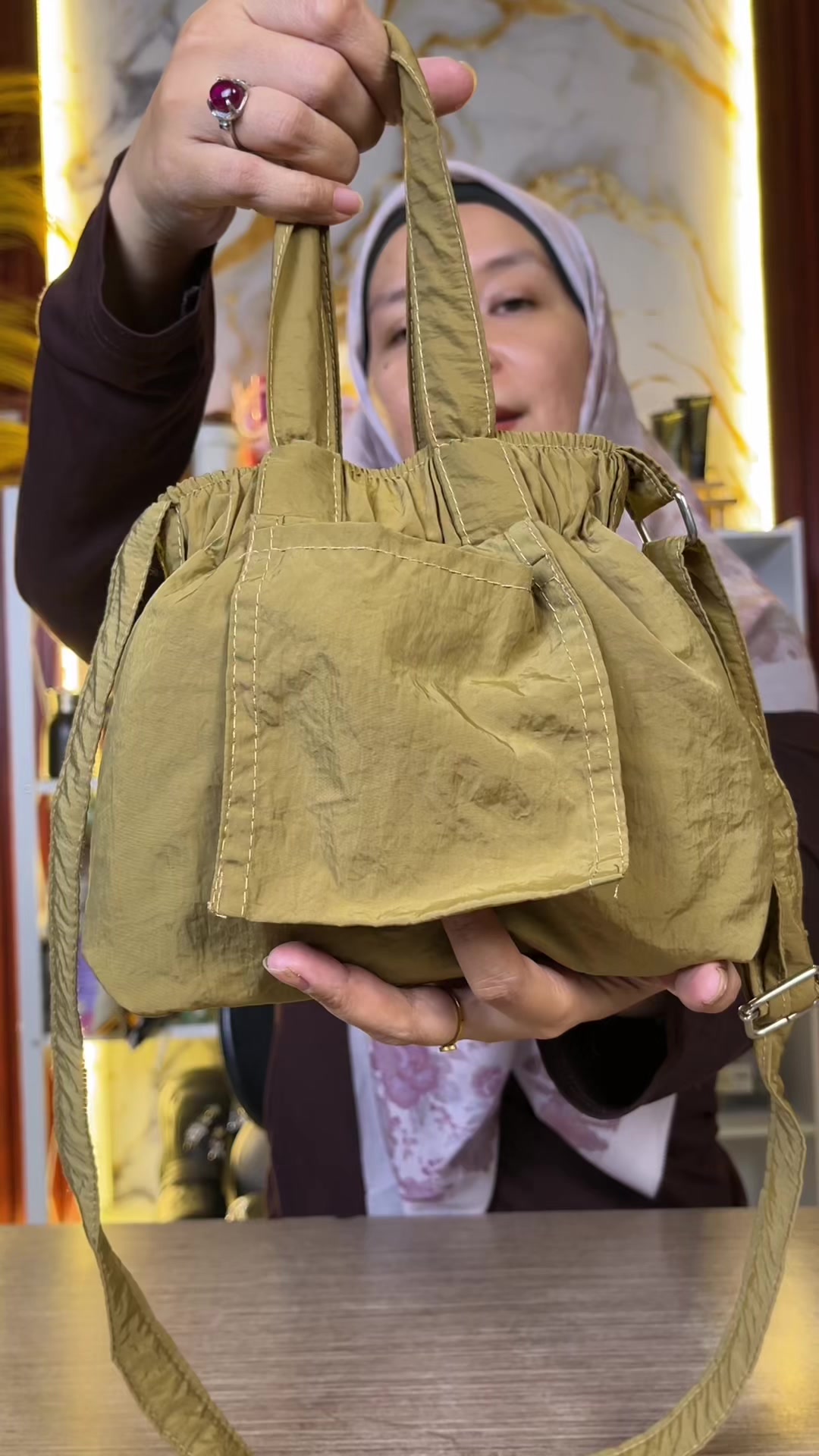 @LELI si paling TAS dan SANDAL